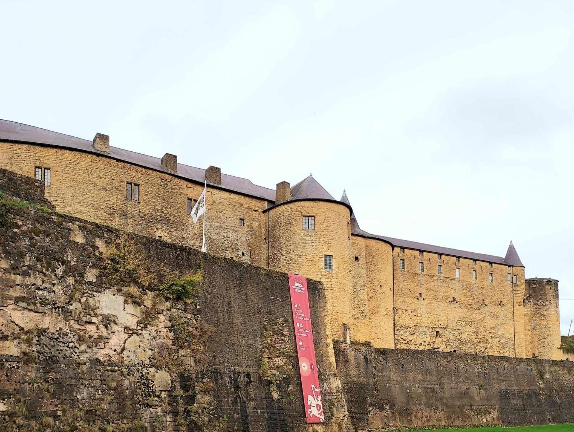 L'Elegant Des Remparts, Vue Sur Chateau Fort Sedan Εξωτερικό φωτογραφία